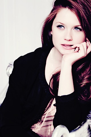 bonnie-wright-mobile-wallpaper